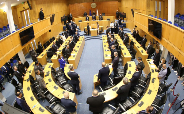 ολομελεια βουλης βουλευτες 
