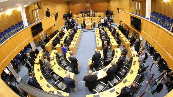 ολομελεια βουλης βουλευτες 