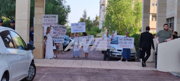 διαμαρτυρια 