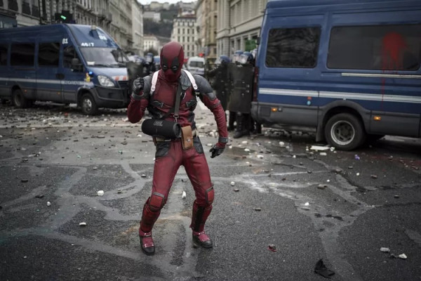 Διαδηλωτής ντυμένος Deadpool στη ΛυώνJean-Francois Badias/Copyright 2023 The AP. All rights reserved.Διαδηλωτής ντυμένος Deadpool στη ΛυώνJean-Francois Badias/Copyright 2023 The AP. All rights reserved.