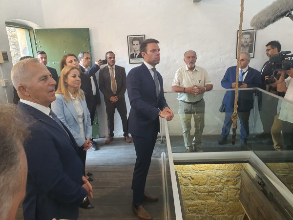 κασσελακης φυλακισμενα μνηματα