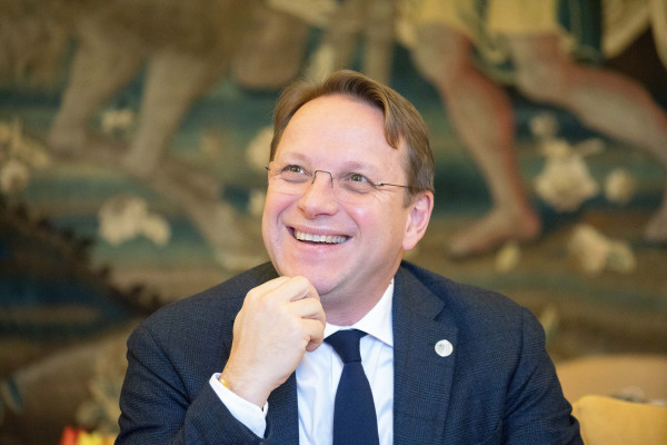 Olivér Várhelyi