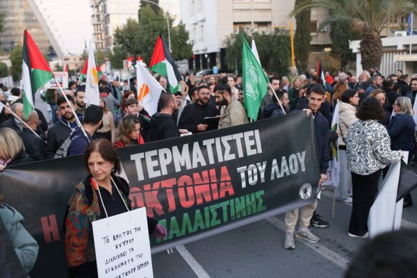 τρ