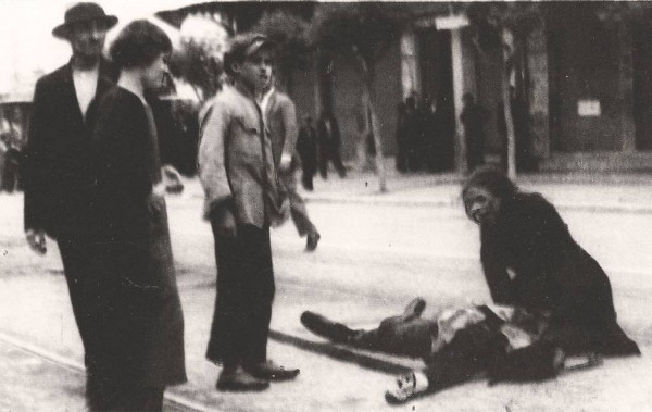 Άλλη μια φωτογραφία με την Κατίνα Τούσιου γονατιστή πάνω από το άψυχο παιδί της