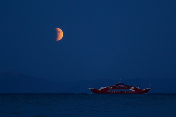 ματωμενο φεγγαρι