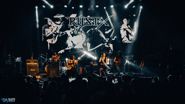 R