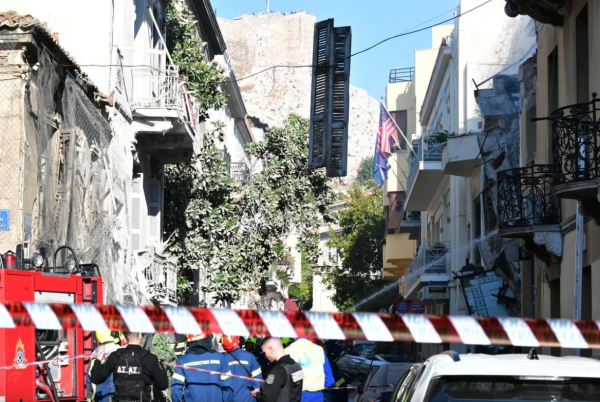 Ισχυρή έκρηξη στην Πλάκα: Κατέρρευσε και τυλίχτηκε στις φλόγες κτίριο στη Λυσικράτους : (ΤΑΤΙΑΝΑ ΜΠΟΛΑΡΗ/EUROKINISSI)