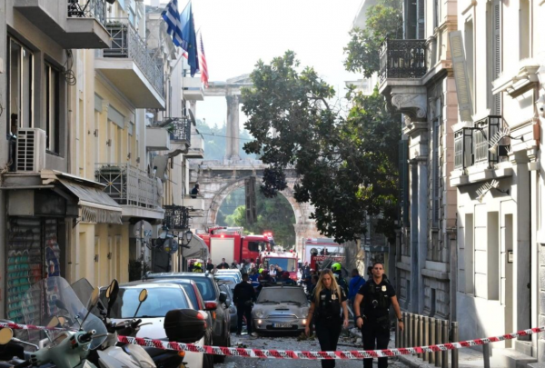 Ισχυρή έκρηξη στην Πλάκα: Κατέρρευσε και τυλίχτηκε στις φλόγες κτίριο στη Λυσικράτους : (ΤΑΤΙΑΝΑ ΜΠΟΛΑΡΗ/EUROKINISSI)