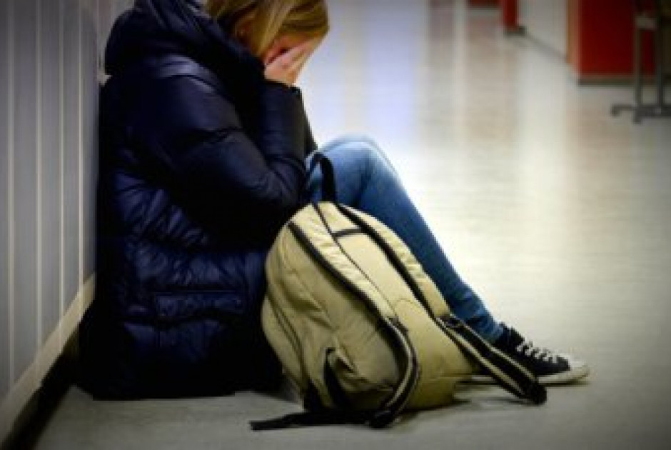 &Kappa;&alpha;&tau;&alpha;&gamma;&gamma;&epsilon;&lambda;ί&alpha; &sigma;&epsilon; &kappa;&alpha;&theta;&eta;&gamma;&eta;&tau;ή ό&tau;&iota; έ&kappa;&alpha;&nu;&epsilon; bullying &sigma;&epsilon; &mu;&alpha;&theta;&eta;&tau;έ&sigmaf; &pi;&omicron;&upsilon; &alpha;&nu;ή&kappa;&omicron;&upsilon;&nu; &sigma;&epsilon; &epsilon;&upsilon;ά&lambda;&omega;&tau;&epsilon;&sigmaf; &omicron;&mu;ά&delta;&omega;&nu; &gamma;&iota;&alpha; &tau;&eta;&nu; &upsilon;&gamma;&iota;&epsilon;&iota;&nu;ή