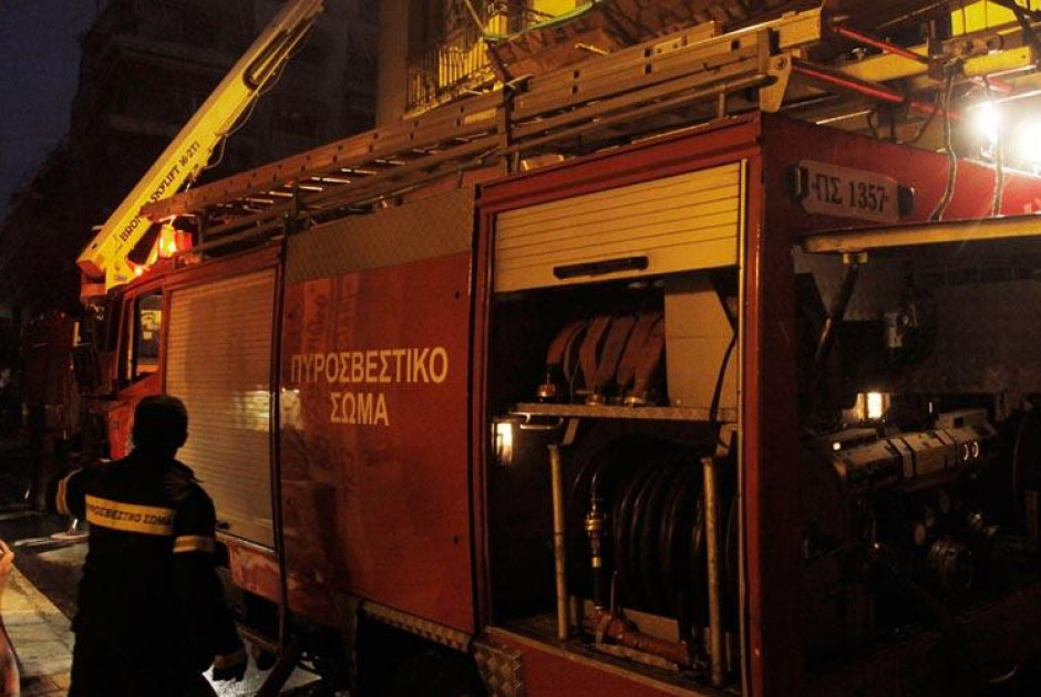 Έτρεχε η Πυροσβεστική: Ξέσπασε φωτιά σε βοηθητική οικία - Στο Νοσοκομείο ηλικιωμένος που εισέπνευσε καπνό