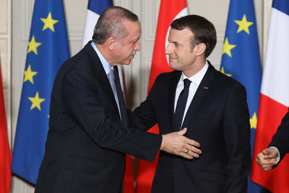 Ερντογάν σε Μακρόν: Η Τουρκία είναι έτοιμη να φιλοξενήσει διαπραγματεύσεις για μία εκεχειρία στην Ου