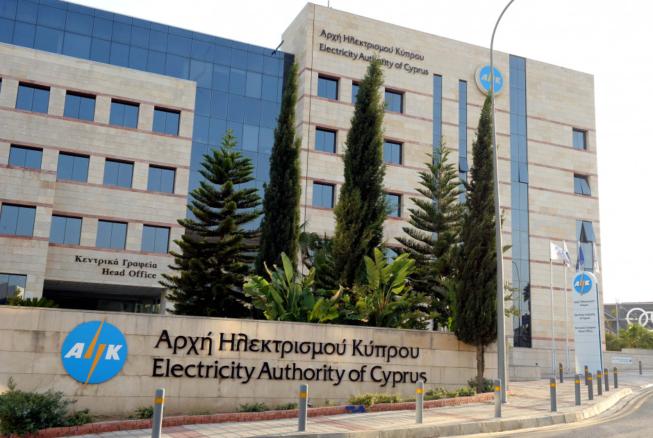 Πρόεδρος ΑΗΚ: Δεν προβλέπονται μειώσεις στην τιμή ρεύματος πριν η αρχή αποκτήσει φωτοβολταϊκά πάρκα