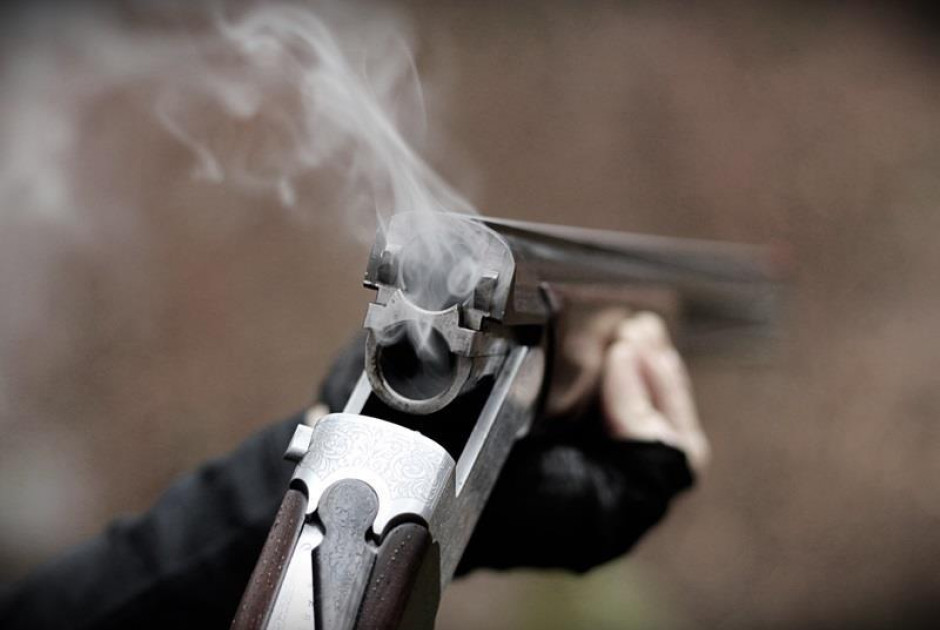 Απίστευτο περιστατικό: Τρίχρονος πυροβόλησε δύο άτομα