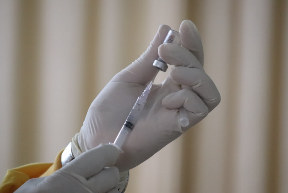 Γιατρός κατέστρεφε εμβόλια για την Covid – Μπήκε στο «συρτάρι» η υπόθεση