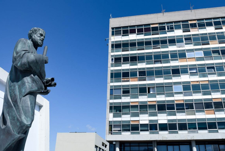 Επεισόδια και μολότοφ έξω από το ΑΠΘ - Στις 309 οι προσαγωγές