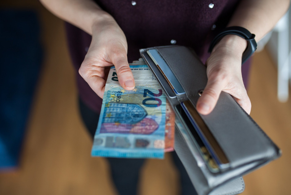 Κατώτατος μισθός στα €1.088: Θετικό βήμα αλλά όχι αρκετό λέει το Άλμα