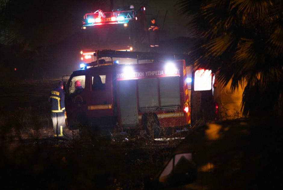 Ξέσπασε φωτιά σε όχημα και επεκτάθηκε σε άγρια βλάστηση