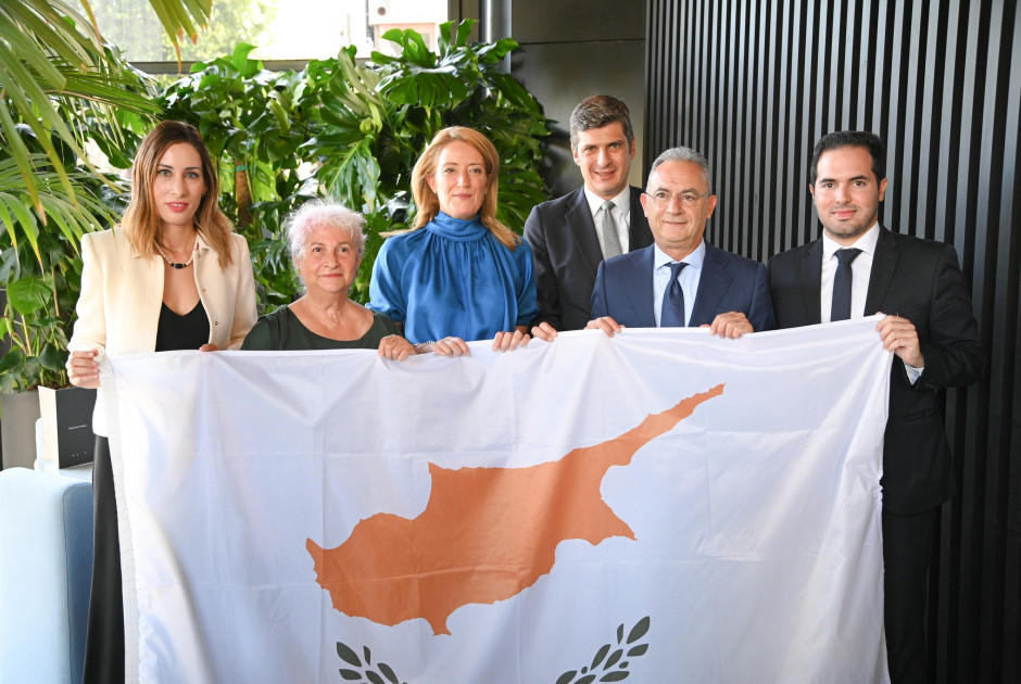 κυπριακη σημαια αβερωφ νεοφυτου