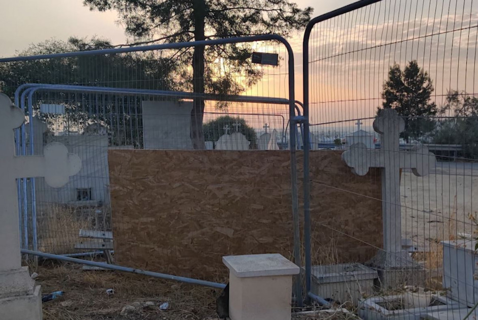 σκαλι αγλαντζιας ταφοι 
