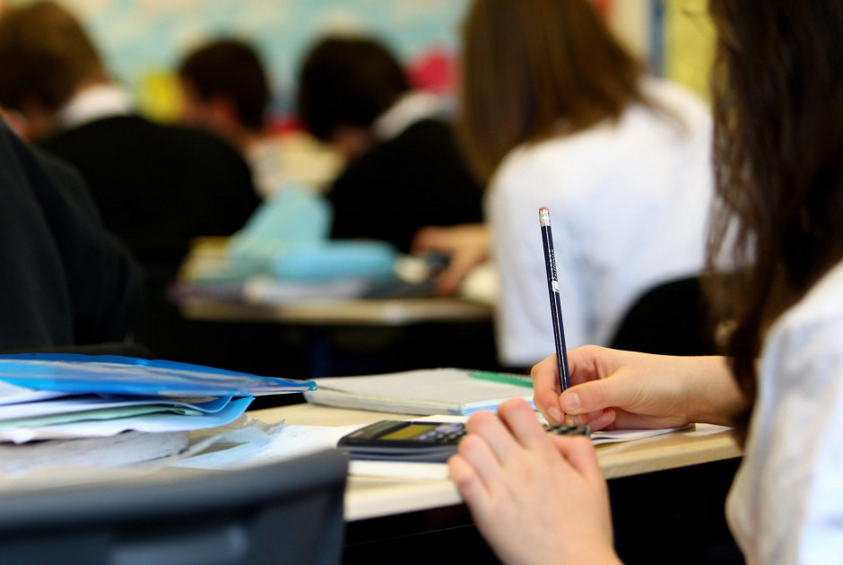 Αυτή η χώρα απαγορεύει τη χρήση κινητών τηλεφώνων στις σχολικές αίθουσες