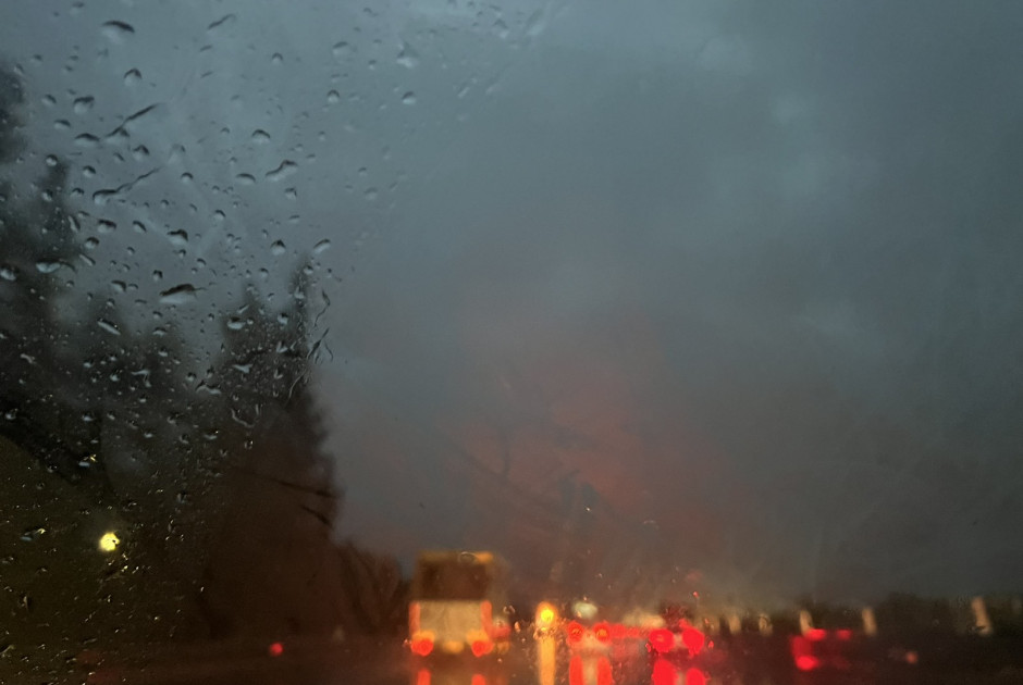 Δύσκολο βράδυ με έντονα καιρικά φαινόμενα – Τίθεται σε ισχύ Πορτοκαλί Προειδοποίηση