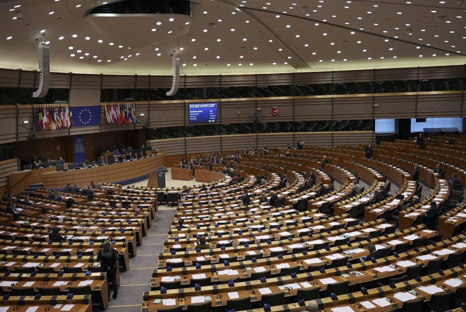 Αυστηρές κυρώσεις κατά του Ιράν ζητούν Ευρωβουλευτές