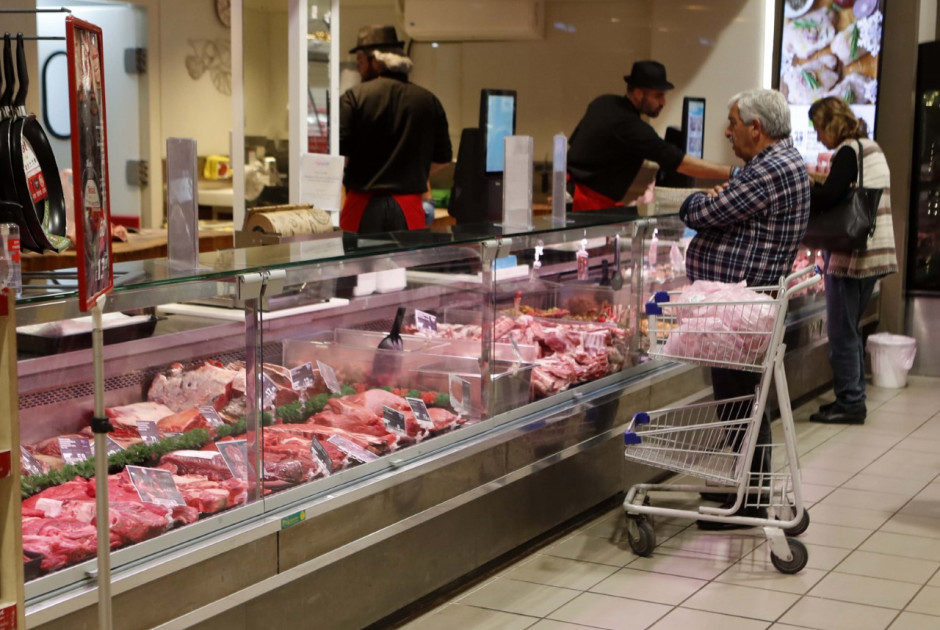 Πέφτουν οι τιμές των παραγωγών χοιρινού κρέατος και αυξάνονται οι λιανικές ενόψει γιορτών (ΒΙΝΤΕΟ)