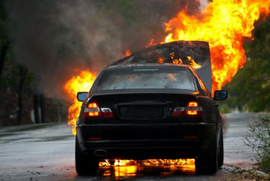 Αναποδογυρισμένο και χωρίς τροχούς εντοπίστηκε να φλέγεται όχημα - Διερευνούν οι αρχές