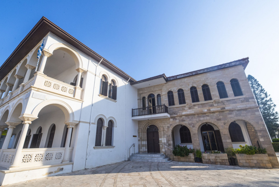 Σε λεκτική αντιπαράθεση ήρθε ιερέας της Μητρόπολης με υποστηρικτές του Τυχικού - Κλήθηκε Αστυνομία