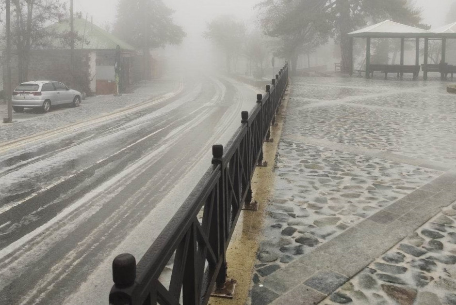 Προσοχή στους δρόμους: Έντονη χιονόπτωση στα ορεινά - Δείτε ποιοι δρόμοι χρειάζονται αλυσίδες ή 4χ4