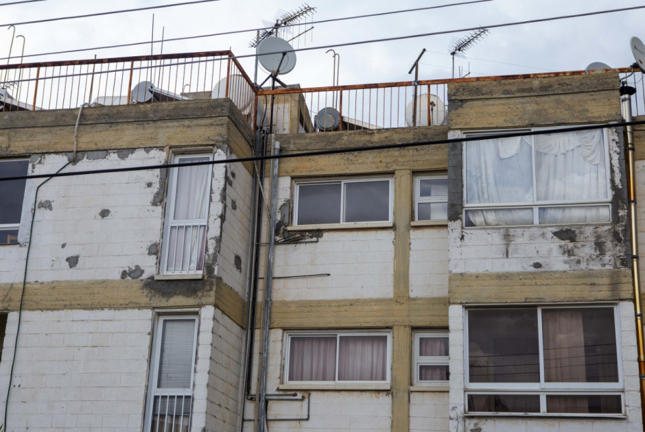 Τοποθετούνται πιλοτικά ειδικές καρέκλες σε προσφυγικές πολυκατοικίες