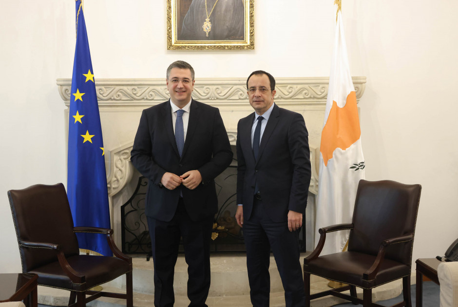 δες