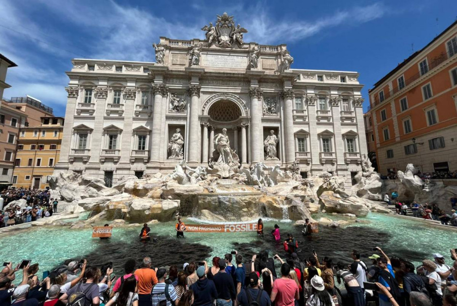 Fontana di Trevi - ακτιβιστές ρίχνουν κάρβουνο στο νερό