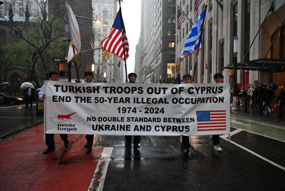 Το πανό της Ομοσπονδίας Κυπριακών Οργανώσεων Αμερικής. Φωτογραφία: AP Photo/Brittainy Newman.