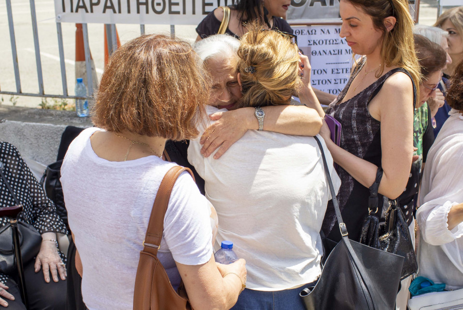 Διαμαρτυρία έξω από τη Νομική Υπηρεσία για τον Θανάση Νικολάου