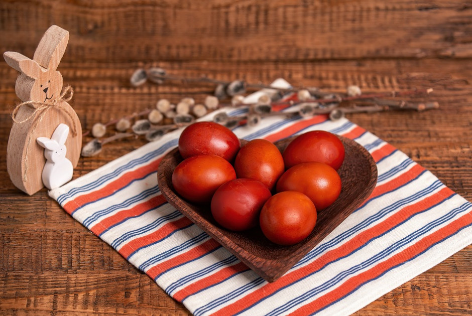 Ας βάψουμε κόκκινα αυγά! Δείτε τη συνταγή