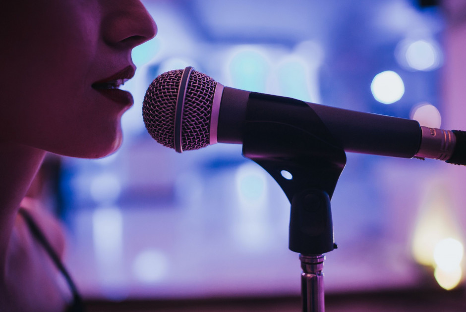 Έρχεται για να βάλει ΦΩΤΙΑ στο Χριστουγεννιάτικο πάρτι των οργανωμένων οπαδών του ΑΠΟΕΛ Ελληνίδα τραγουδίστρια