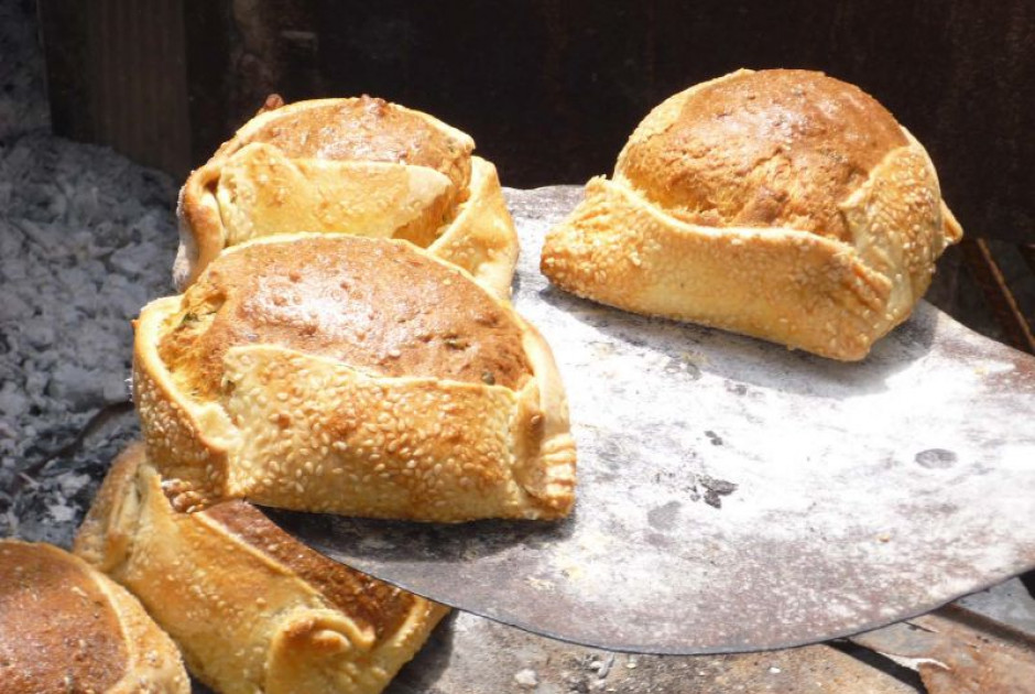 Από γενιά σε γενιά: «Πύρωσαν» τους φούρνους για το ψήσιμο των φλαούνων οι νοικοκυρές