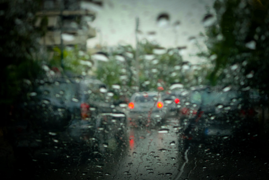 Κατολισθήσεις, ομίχλη και περιορισμένη ορατότητα στους δρόμους – Ποια σημεία χρειάζονται προσοχή