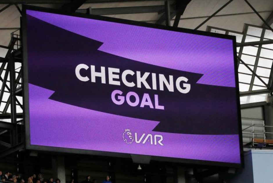 UEFA: To VAR μειώνει τα λάθη των διαιτητών κατά 2,1% και σχεδόν μηδενίζει τα σφαλτσοσφυρίγματα
