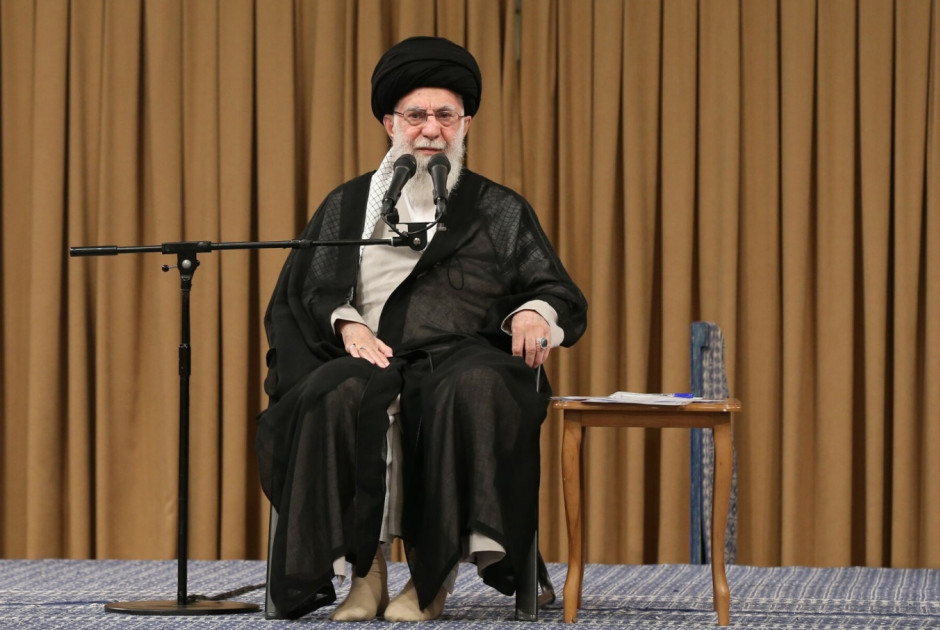 Χαμενεΐ: «Δεν είναι έξυπνες» οι συνομιλίες με τις ΗΠΑ για πυρηνικά