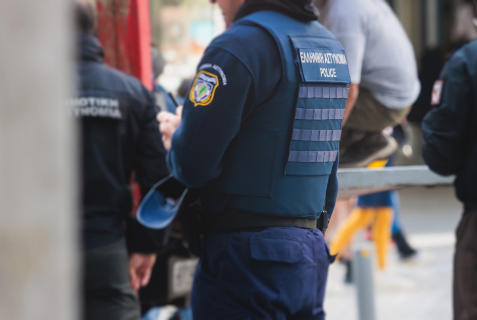 Ελλάδα: Αστυνομικός έπαιζε «φρουτάκια» μέσα στο περιπολικό (ΒΙΝΤΕΟ)