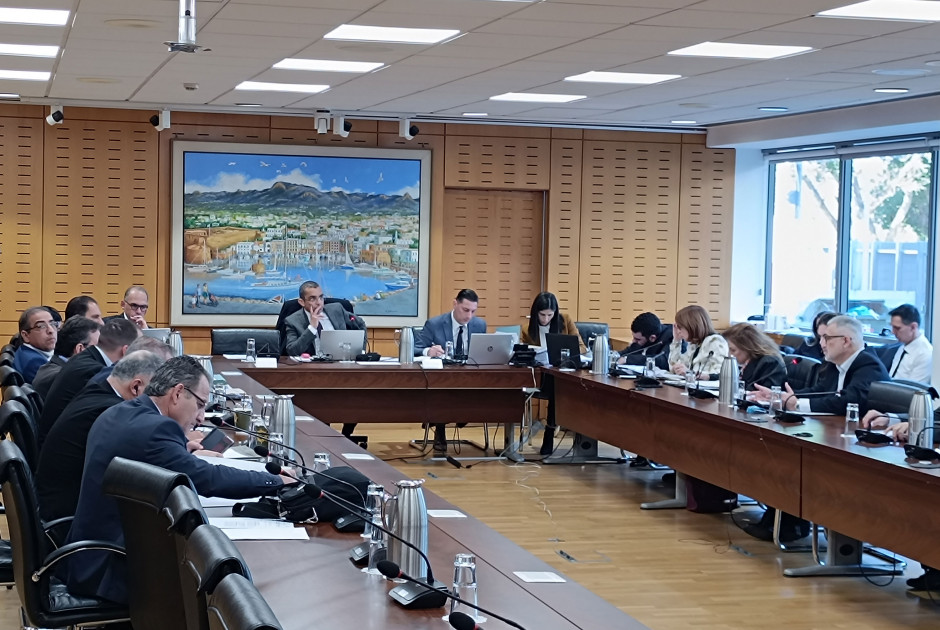 Επ. Οικονομικών: Επέκταση ορίου συνταξιοδότησης βουλευτών/Υπουργών και πολλαπλές συντάξεις στην ατζέντα των συζητήσεων