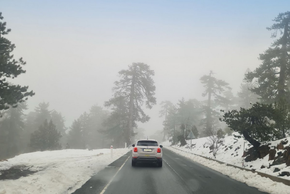 Οδηγοί προσοχή: Επικίνδυνοι δρόμοι λόγω ομίχλης και βροχόπτωσης στο Τρόοδος