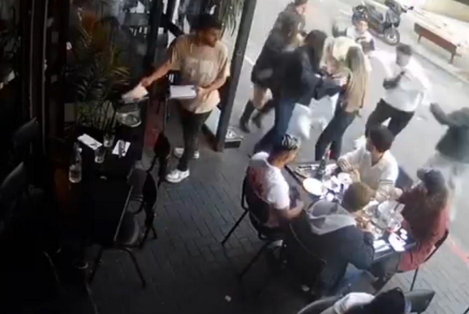 Ισραήλ: Καρέ-Καρέ οι προσπάθειες του δράστη να μαχαιρώσει όποιον έβρισκε μπροστά του