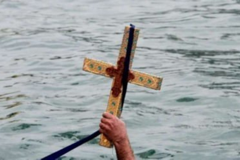 Απίστευτα πράγματα στη Λεμεσό: Βούτηξε στην θάλασσα πήρε τον σταυρό και εξαφανίστηκε