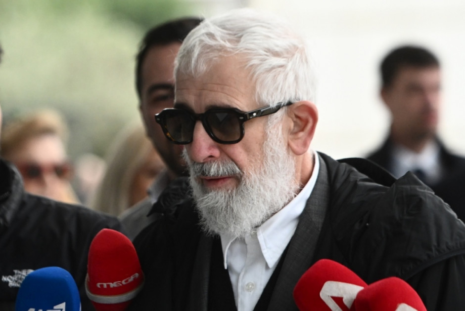 Πέτρος Φιλιππίδης: Αποχώρησε με σκυμμένο κεφάλι από τη δικαστική αίθουσα λόγω αδιαθεσίας (ΒΙΝΤΕΟ)