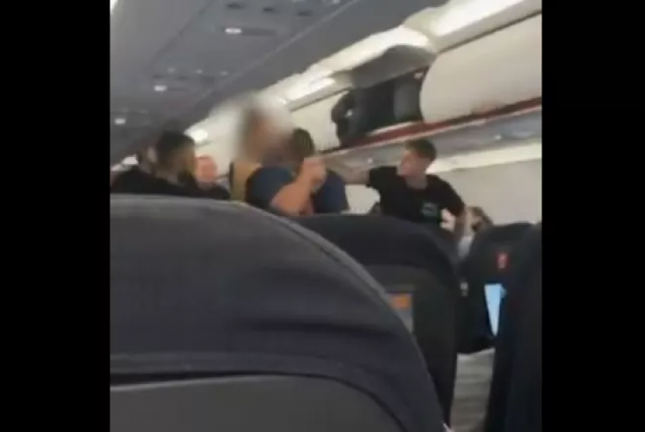 Χάος σε πτήση: Επιβάτες πιάστηκαν στα χέρια για... πατατάκια