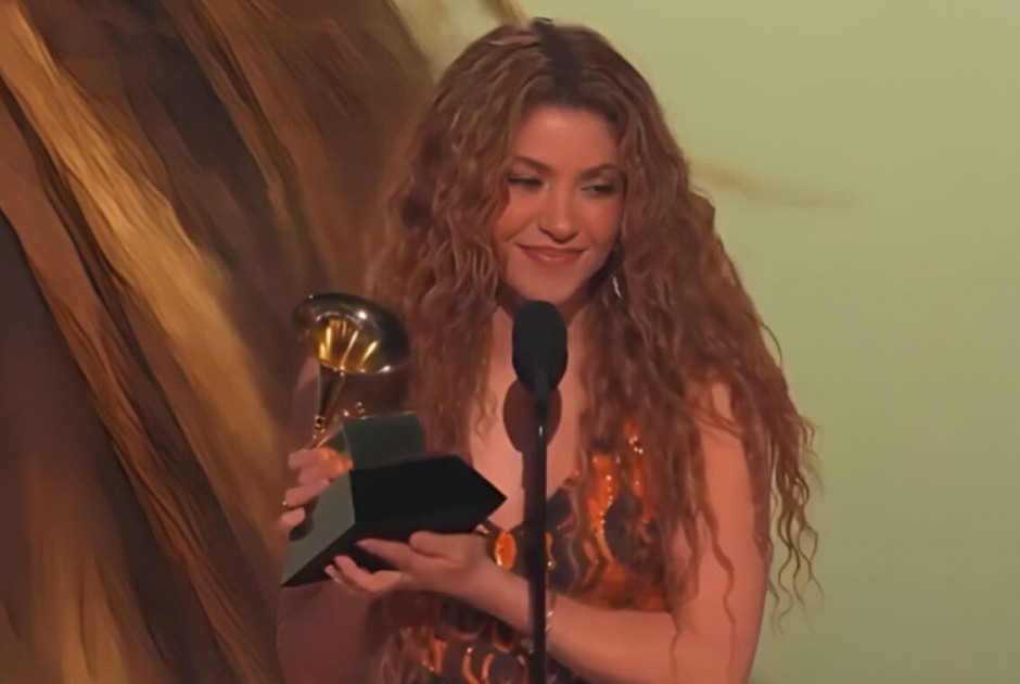 Σακίρα: Συγκινημένη στα Grammy - Αφιέρωσε το βραβείο της στους «μετανάστες αδελφούς» της