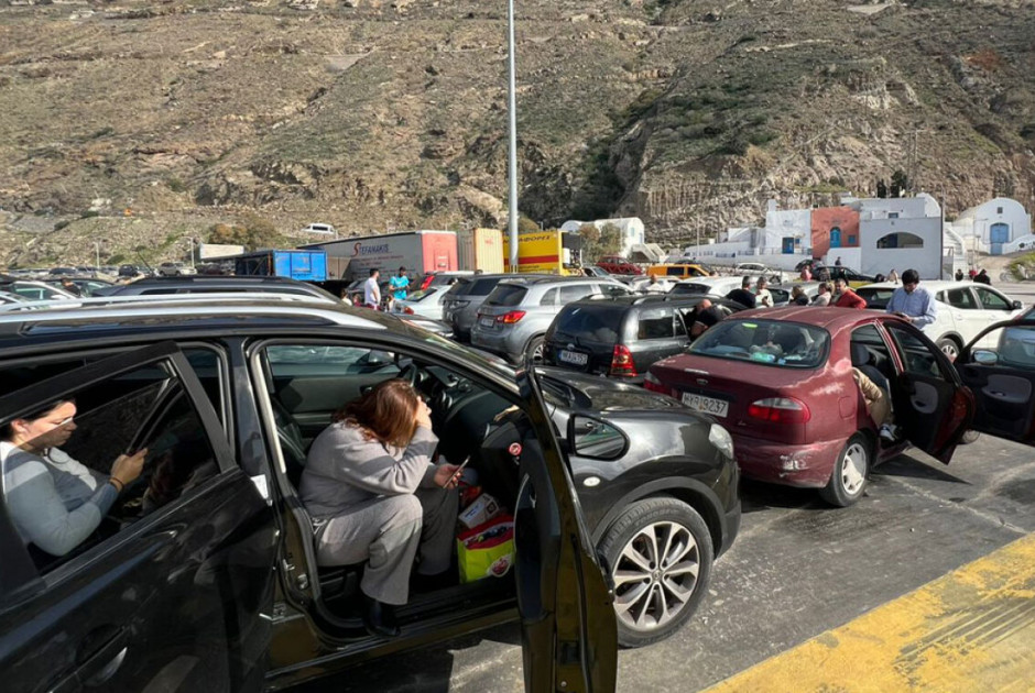 Σεισμοί Σαντορίνη: Αυξημένη κίνηση στο λιμάνι - Φεύγουν οι κάτοικοι «μέχρι να ηρεμήσει η κατάσταση»